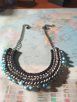 Collar tejido con cuentas azules