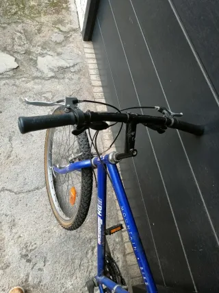 Bicicleta de montaña BH azul