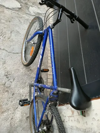 Bicicleta de montaña BH azul