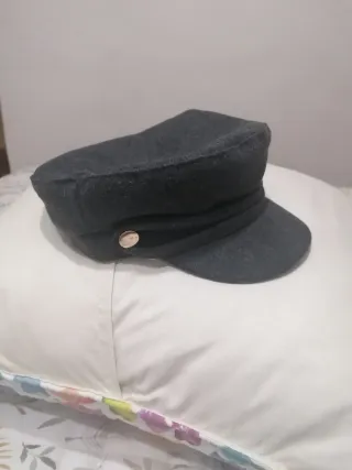 Gorra gris con tachas doradas