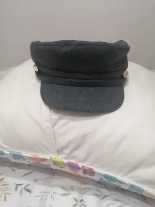 Gorra gris con tachas doradas