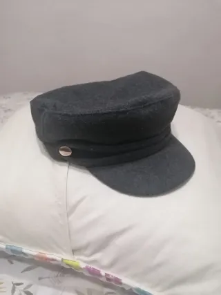 Gorra gris con tachas doradas