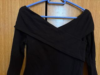 Blusa negra escote cruzado manga larga