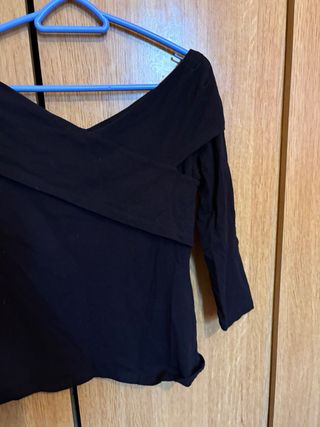 Blusa negra escote cruzado manga larga