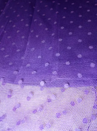 Vestido morado de tul con topos