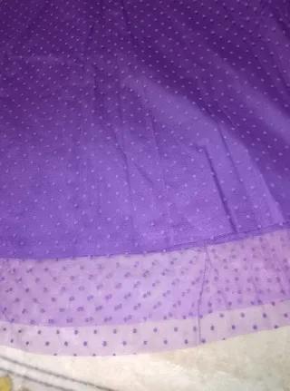Vestido morado de tul con topos