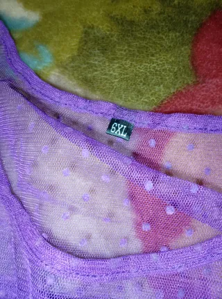 Vestido morado de tul con topos