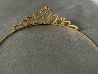 Diadema corona dorada con pedrería