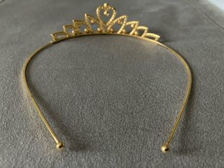 Diadema corona dorada con pedrería