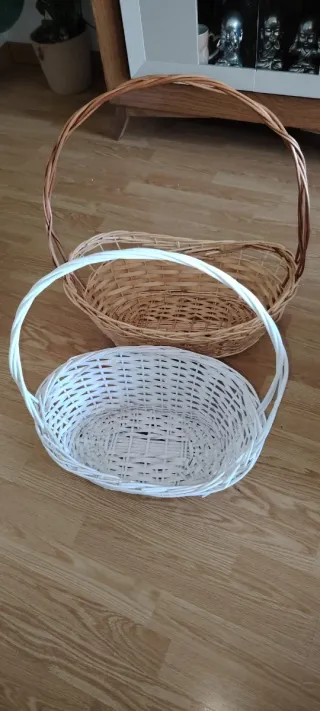 Cestas de mimbre marrones y blancas