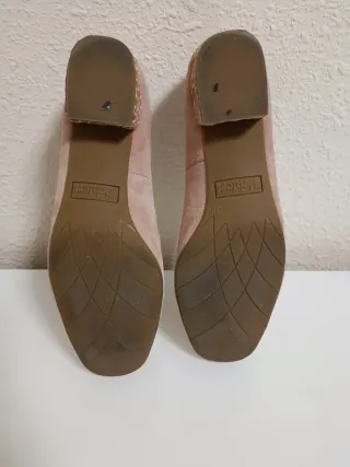 Zapatos de tacón rosa con detalle