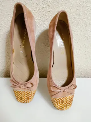 Zapatos de tacón rosa con detalle
