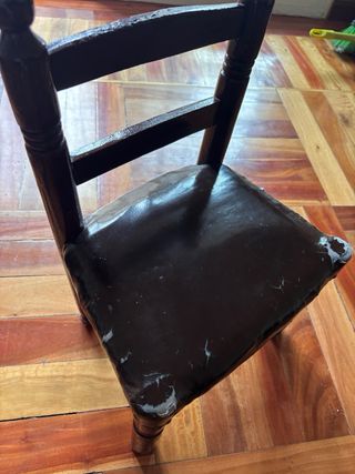 Sillita zapatero de madera y cuero restaurar