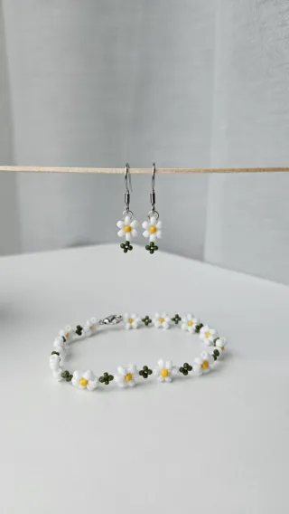 Conjunto de pulsera y pendientes de margaritas