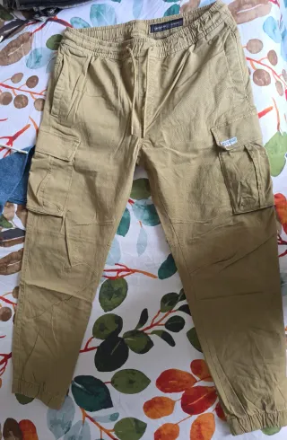 Pantalón cargo beige hombre