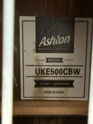 Ukelele Ashton UKEE500CBW + funda Fender