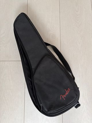 Ukelele Ashton UKEE500CBW + funda Fender