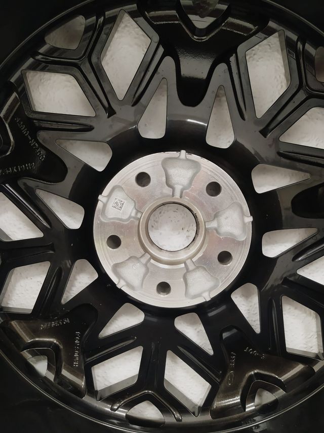 Llanta de Hyundai Tucson 52910-KL310 de 19”