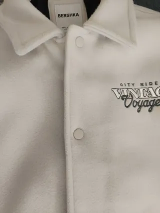 Chaqueta Bershka juvenil blanca