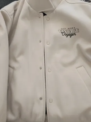 Chaqueta Bershka juvenil blanca