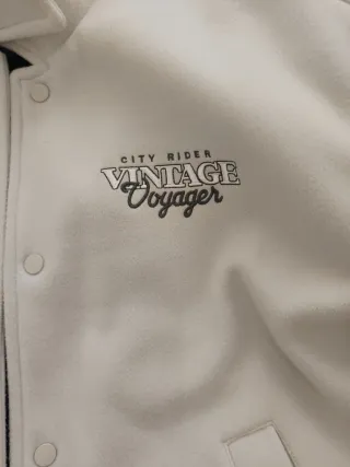 Chaqueta Bershka juvenil blanca