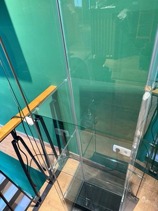 Vitrina expositora de cristal con luz