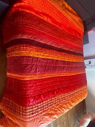 Colcha naranja y roja 150