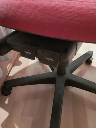 Silla de escritorio regulable roja