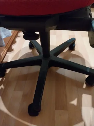 Silla de escritorio regulable roja