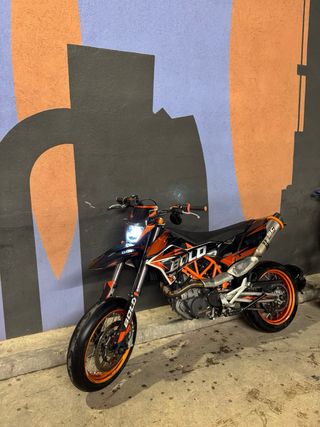 Moto Supermotard KTM 690 SMC R
