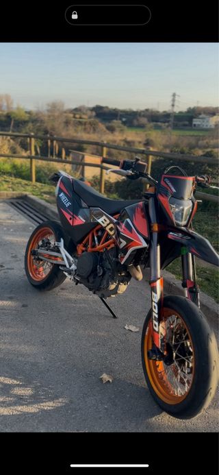 Moto Supermotard KTM 690 SMC R