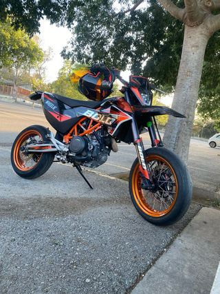 Moto Supermotard KTM 690 SMC R