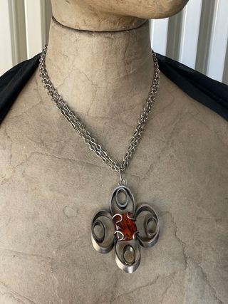 Collana vintage anni '70 con pendente floreale