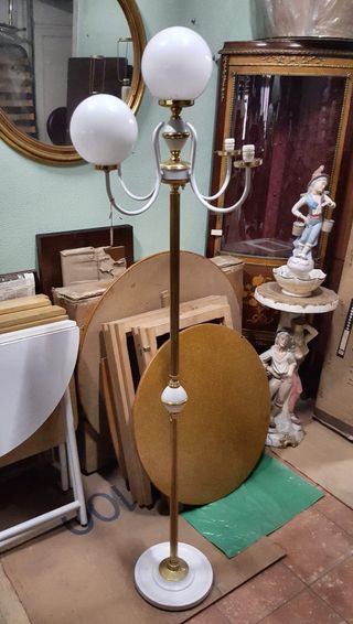 LAMPARA PIE 4 BRAZOS METAL DORADO Y BLANCO