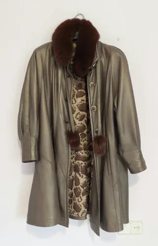 Abrigo Piel Sintética Marrón y Plateado