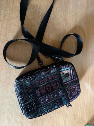 Bandolera multicolor con estampado de letras