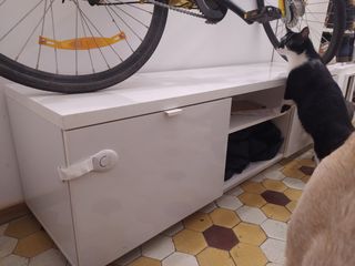 Mueble TV blanco y amarillo