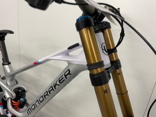 BICI DH MONDRAKER SUMMUM CARBON RR T.M TEST DESCEN