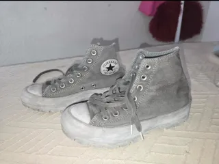 Converse grises estilo grunge
