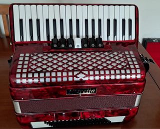 Acordeón Estrella Rojo 96 bajos, 14,5 kg