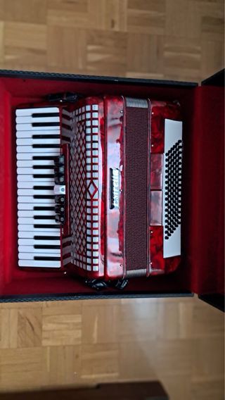 Acordeón Estrella Rojo 96 bajos, 14,5 kg