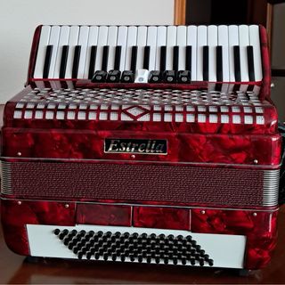 Acordeón Estrella Rojo 96 bajos, 14,5 kg