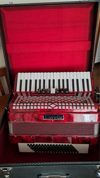 Acordeón Estrella Rojo 96 bajos, 14,5 kg
