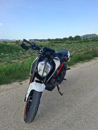 KTM Duke 125 Blanca y Naranja