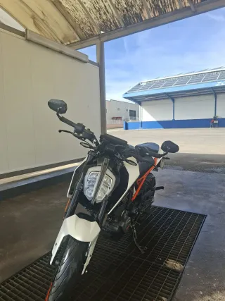 KTM Duke 125 Blanca y Naranja