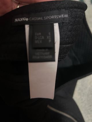 Falda negra con cremalleras