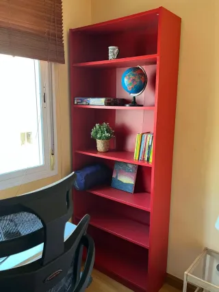 Estantería roja de madera