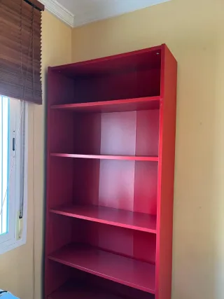 Estantería roja de madera