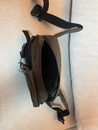 Riñonera Berg gris con botella