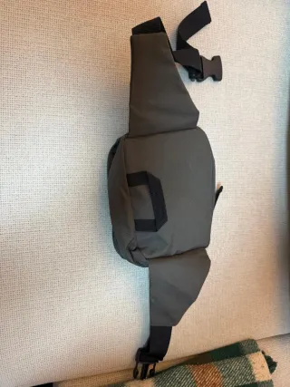 Riñonera Berg gris con botella